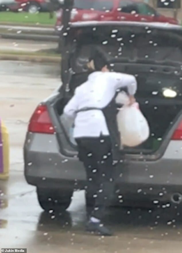 Видео: смекалистая автоледи залила бензин в пакеты