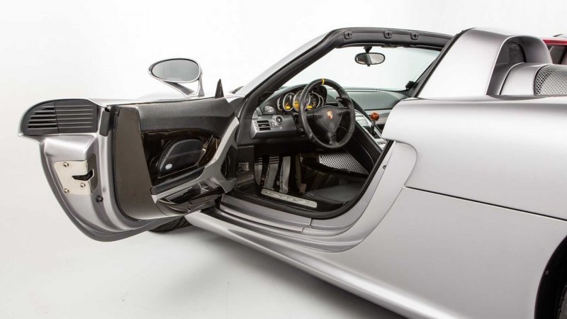 Восстановленный после серьезной аварии, Porsche Carrera GT прошел более 100 тысяч километров и теперь продается