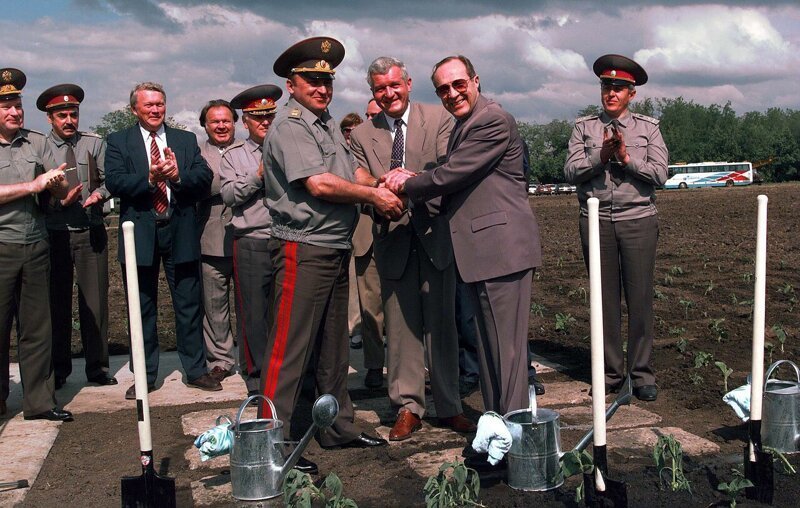  Министр обороны РФ генерал армии П. С. Грачёв, министр обороны Украины В. Н. Шмаров и министр обороны США Уильям Перри. 4 июня 1996 года. 