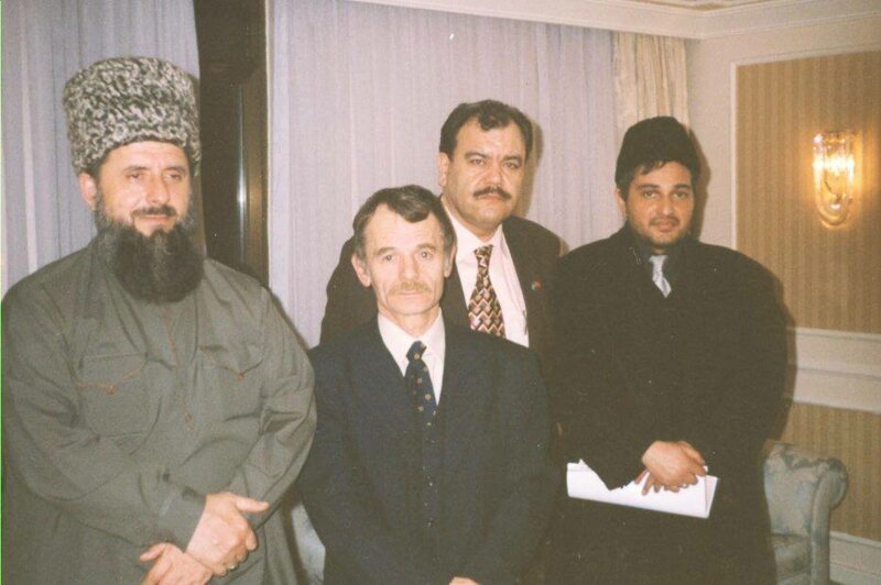 Мустафа Джемилев с единомышленниками, на встрече с вторым Президентом Ичкерии Зелимханом Яндарбиевым, в Турецкой Республике. 