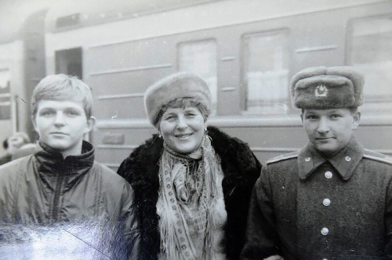 Начало 90-х годов. Слева Никита Белых, бывший губернатор кировской области, который нынче отбывает восемь лет строгого режима 