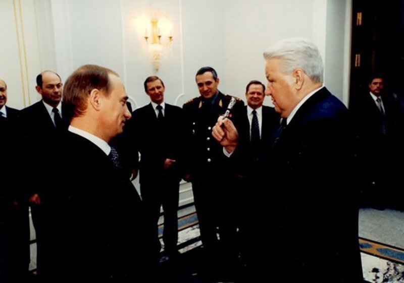 Ельцин дарит Путину ручку, которой был подписан его указ об отставке. 1999г. Поговаривают, что ручка эта потерялась