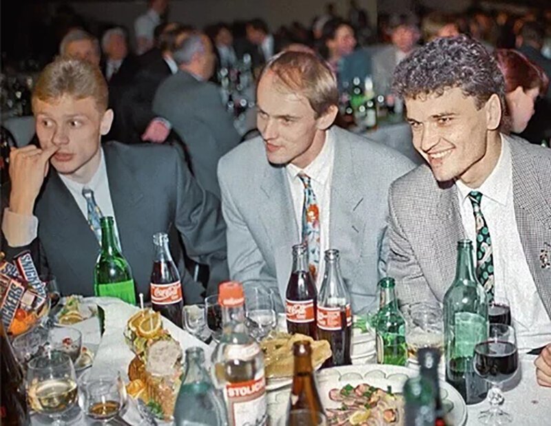 Звёзды российской сборной по футболу перед поездкой на Чемпионат мира в США 1994 года. 