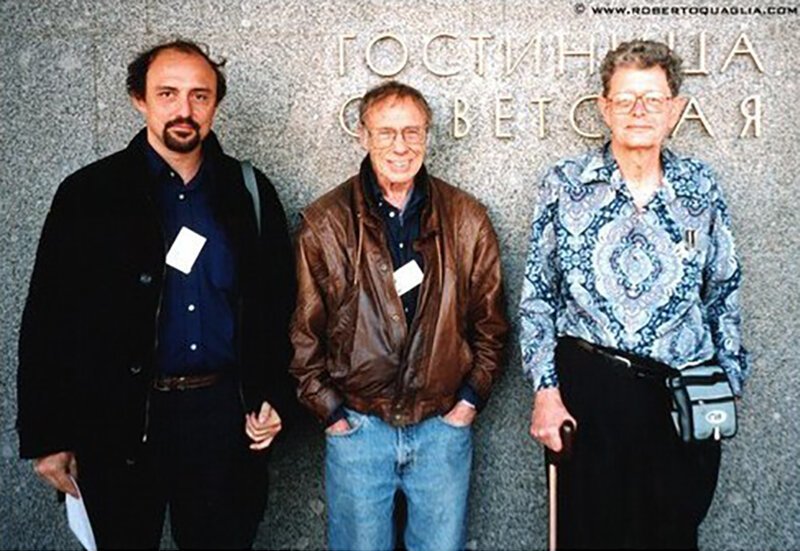 Писатель–фантаст Роберт Шекли (в центре) во время одного из своих визитов в Россию, Санкт–Петербург, 1999 год. 