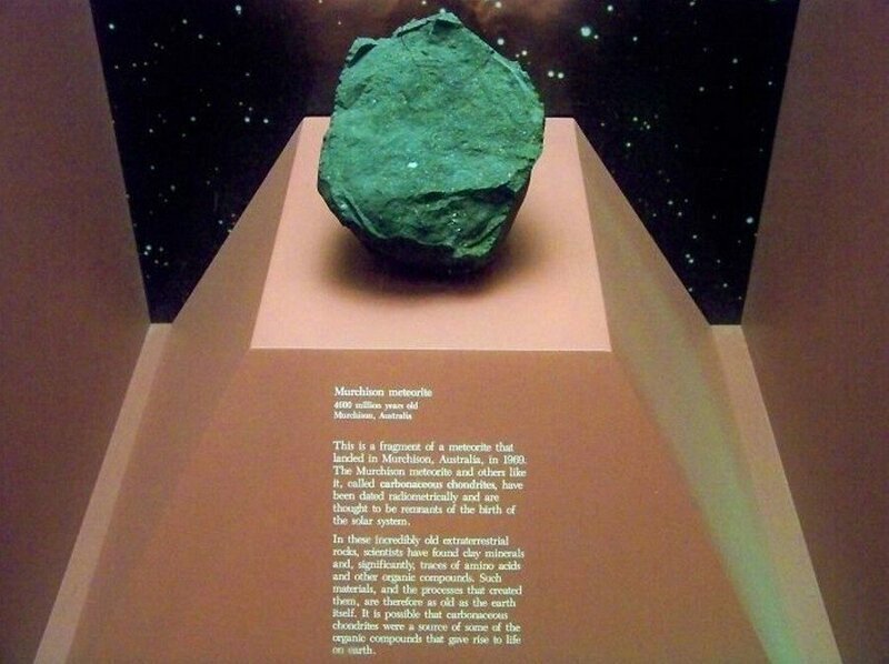 Мерчисонский метеорит, которому 4 600 000 000 лет. Он уже существовал, когда Земля еще не сформировалась полностью.