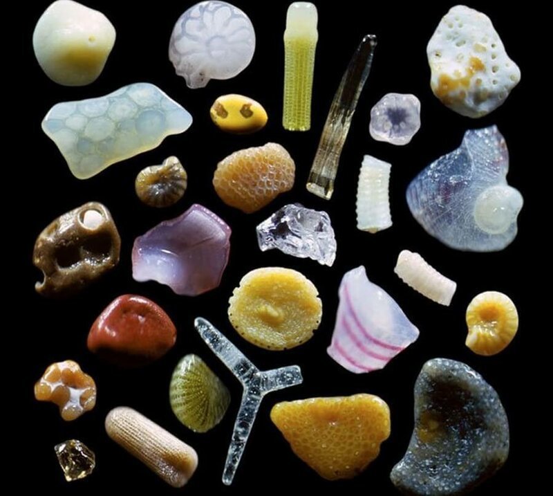Песчинки под микроскопом, увеличенный в 100-300 раз.