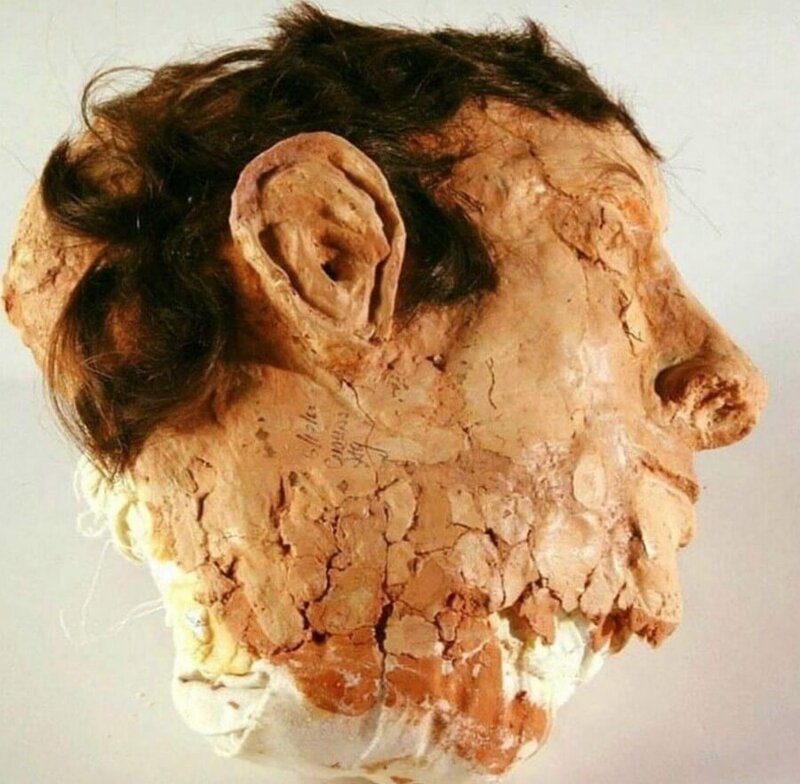Такие головы из ткани, мыла и волос делали заключенные Алькатраса, чтобы положить их в кровать во время побега 1962 года