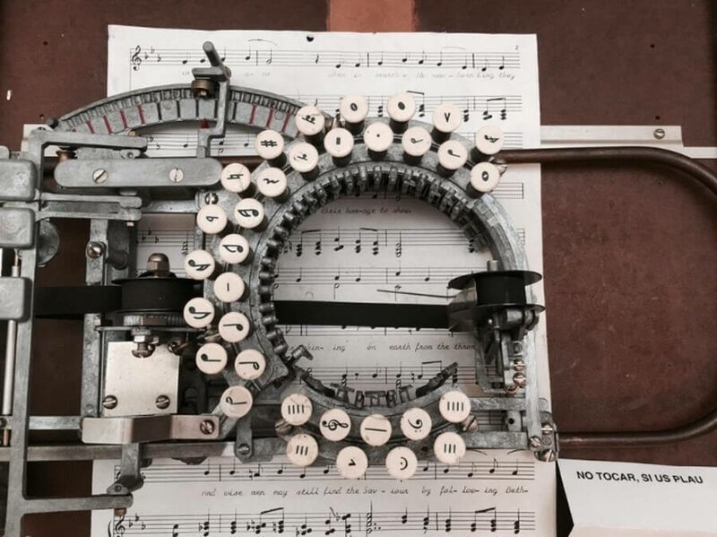 Интересное устройство — печатная машинка для нот.