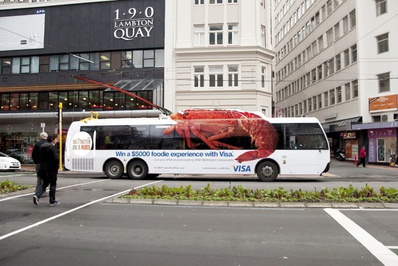12. Реклама VISA в виде троллейбуса с огромным омаром, Новая Зеландия