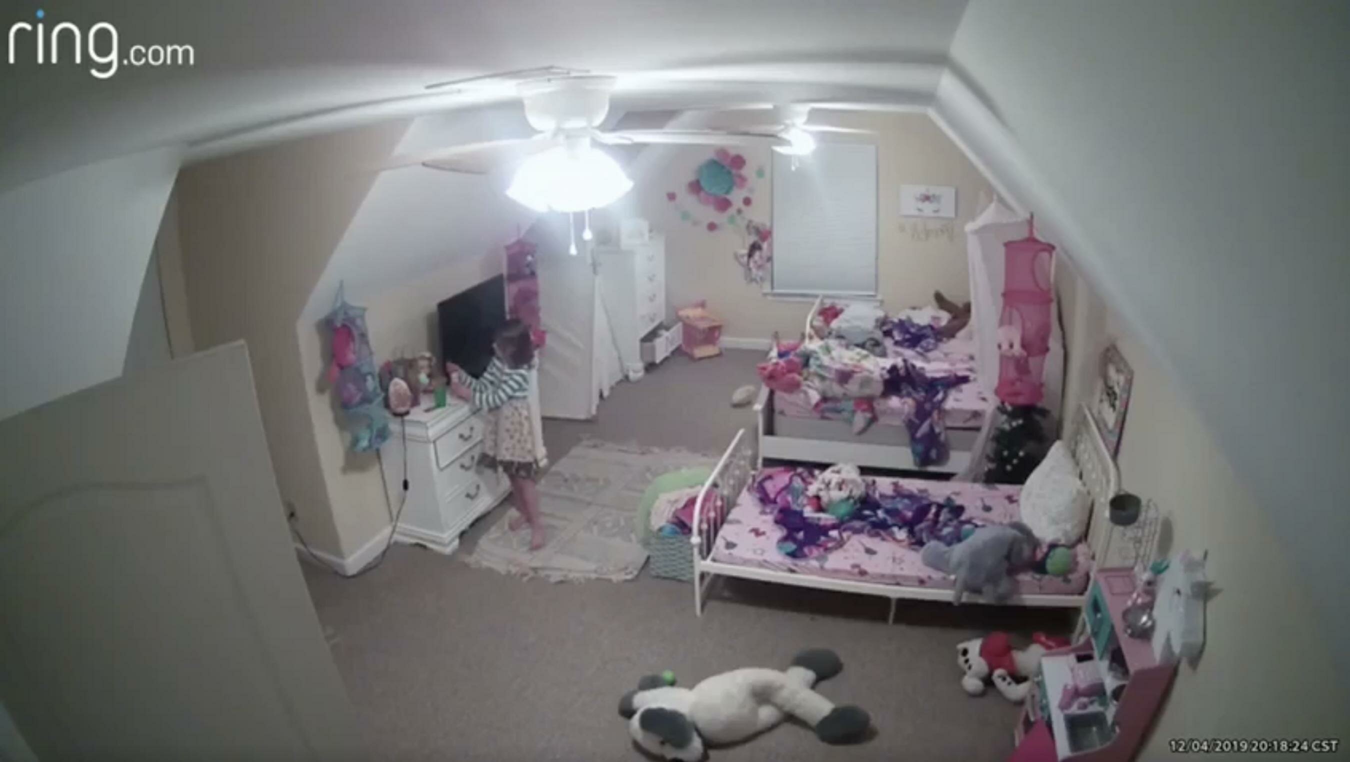Скрывают камеру в спальне мамы. Камера в комнате. IP cam в детской комнате. Видеокамера в спальне. Скрытые камеры в комнате.