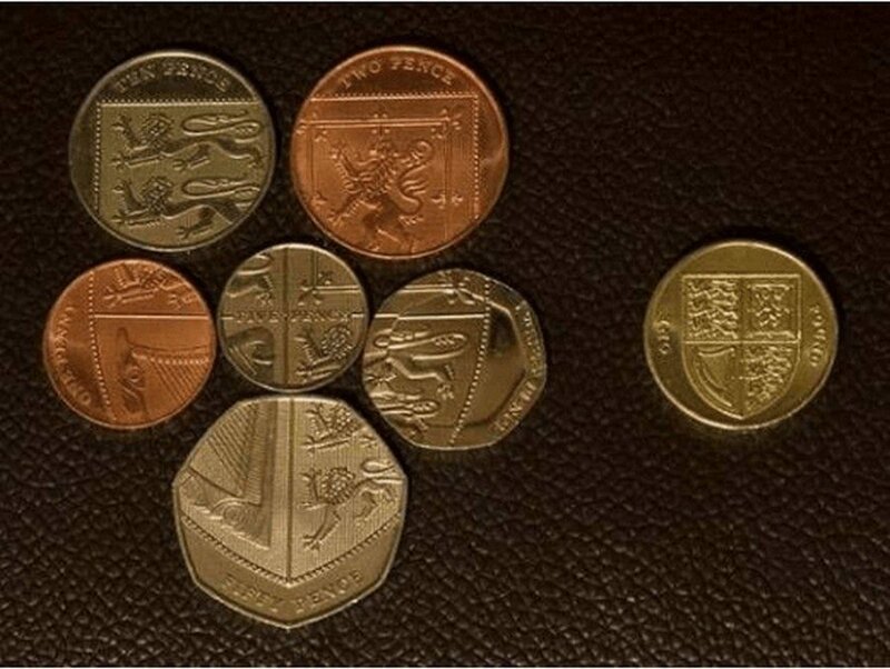 Разные британские монеты вместе образуют гербовый щит