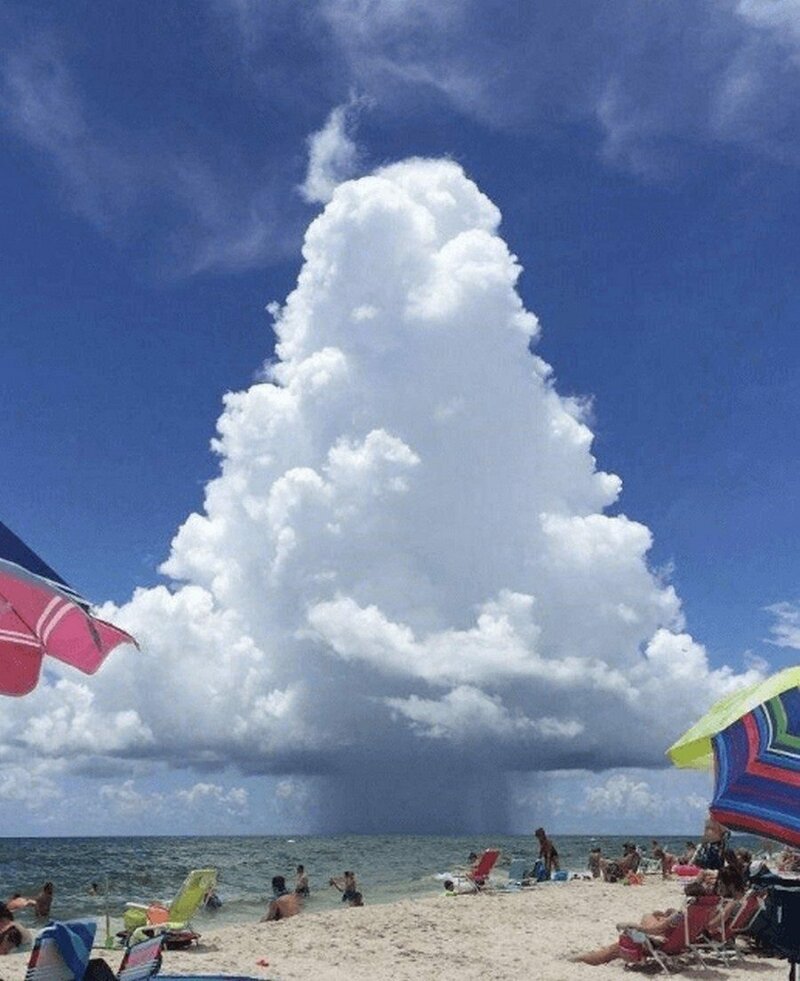 Нереальное дождевое облако совсем рядом с пляжем