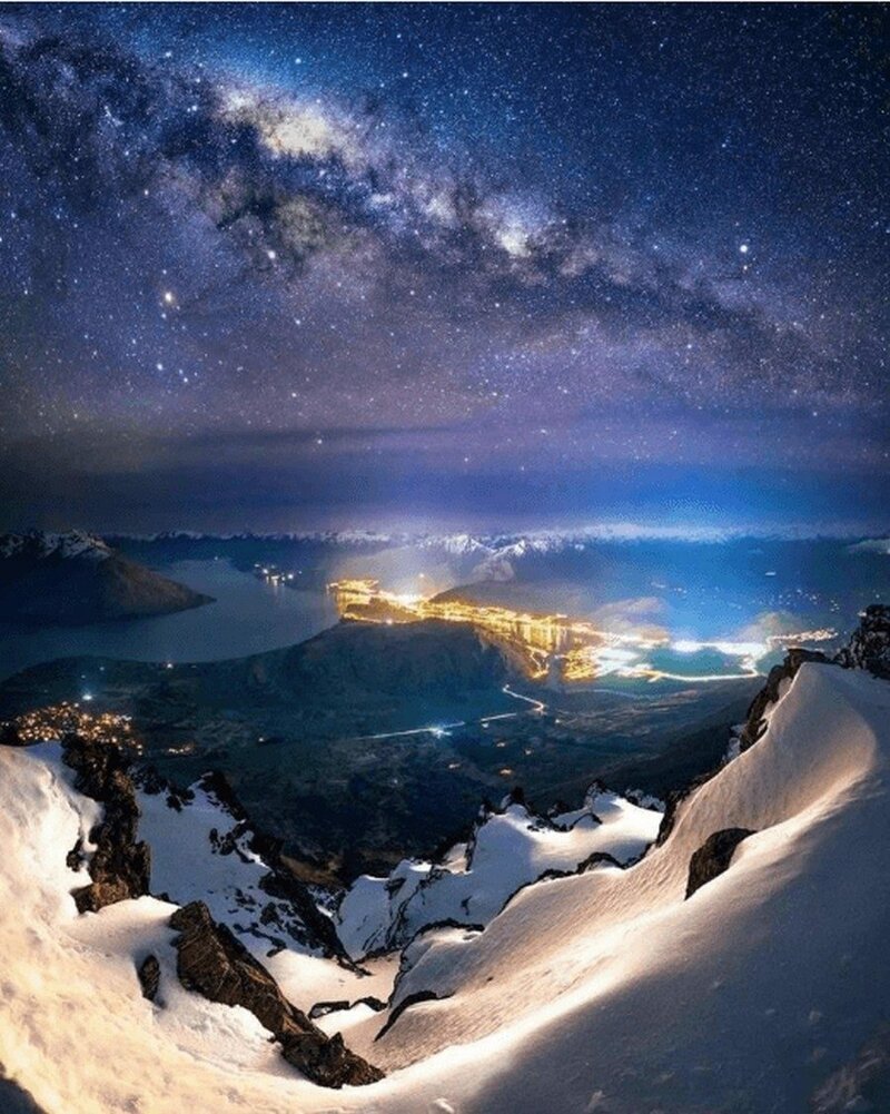 В Квинстауне, Новая Зеландия, Млечный путь выглядит таким близким