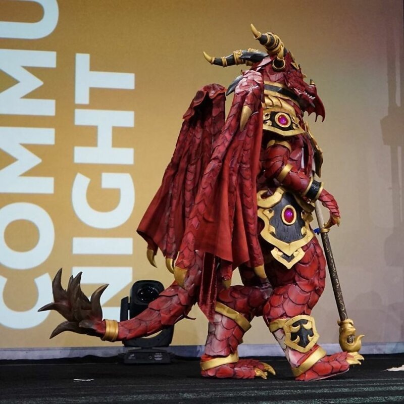 Косплейщица смастерила костюм анимированного дракона