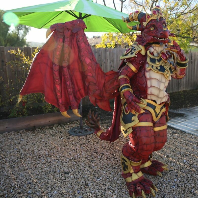 Косплейщица смастерила костюм анимированного дракона
