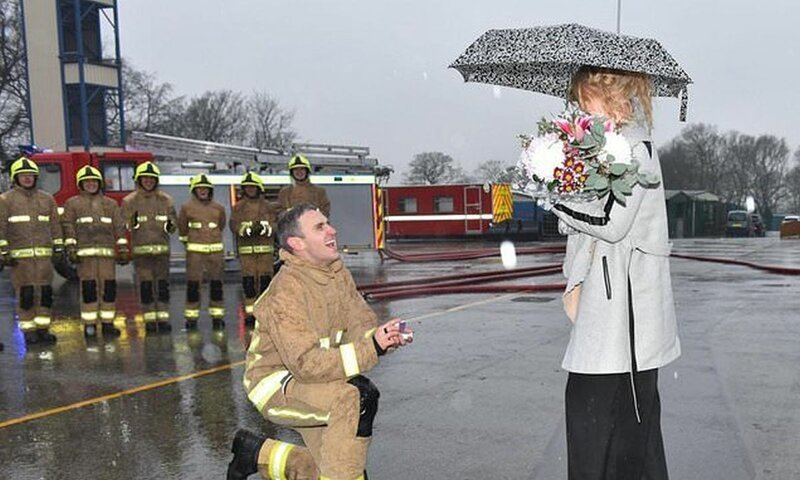 Пламенная любовь: пожарный сделал своей девушке предложение при полном параде