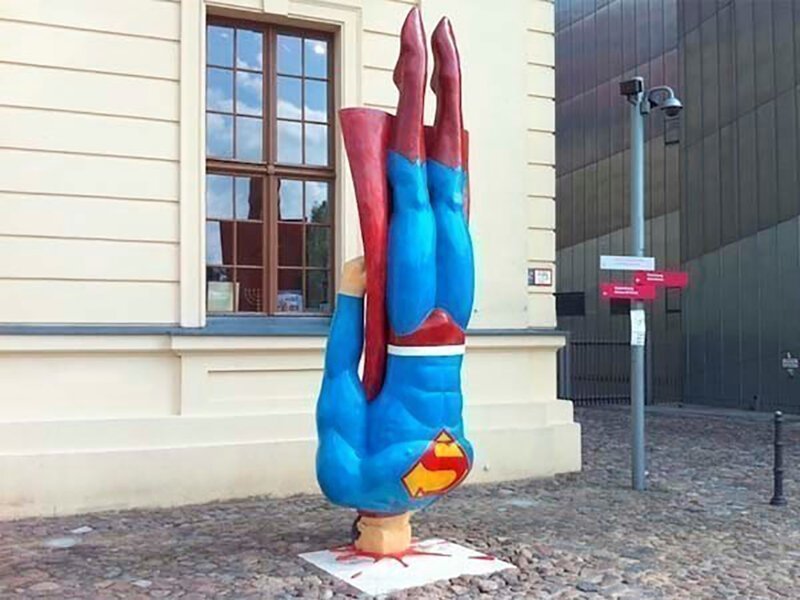 Памятник супермену в Праге 