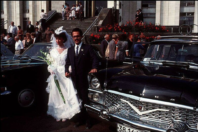 Киев. Молодожены у Центрального дворца бракосочетаний. 1988 год.