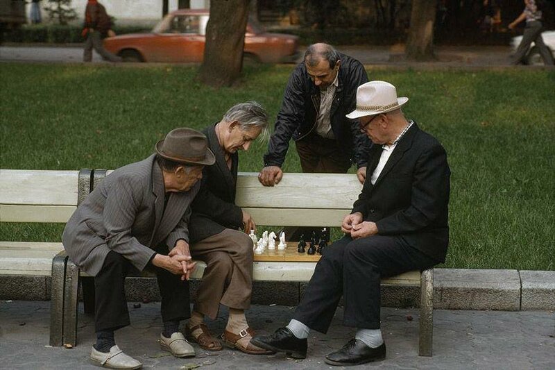 Львов. Шахматисты и случайные зрители в парке. 1988 год.