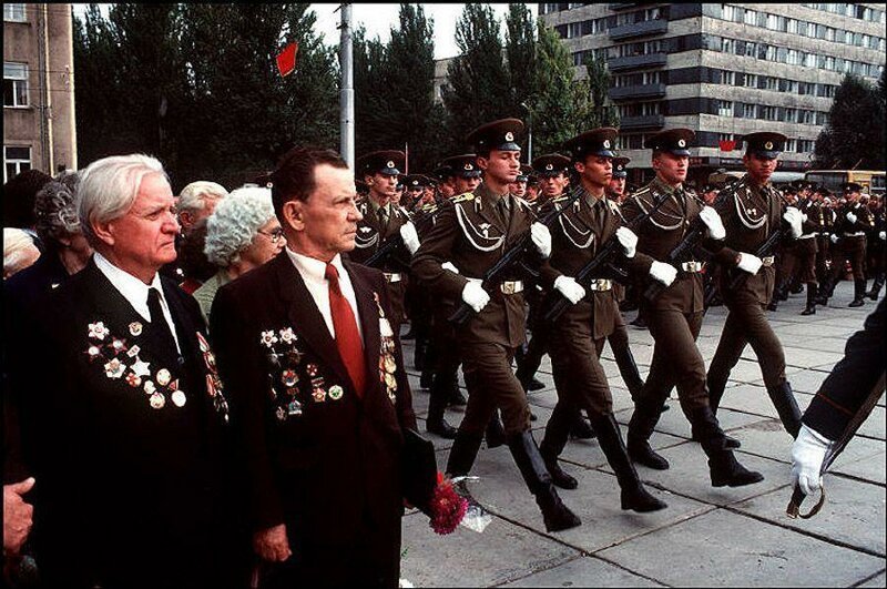 Донецк. Ветераны Второй мировой войны пришли почтить погибших во время нацистской оккупации. 1988 год.