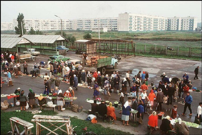 Переслав, городок в 60 км к югу от Киева. Местный рынок. 1988 год.
