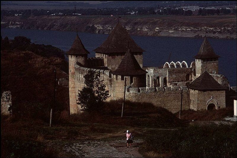 Рядом с городом Черновцы. Замок Хотин на реке Днестр.