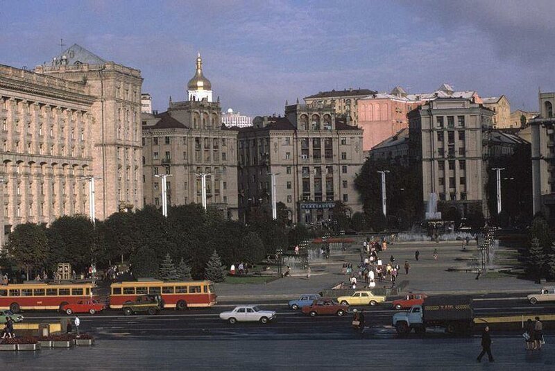 Киев. Площадь Октябрьской революции вдоль улицы Крещатик. 1988 год.