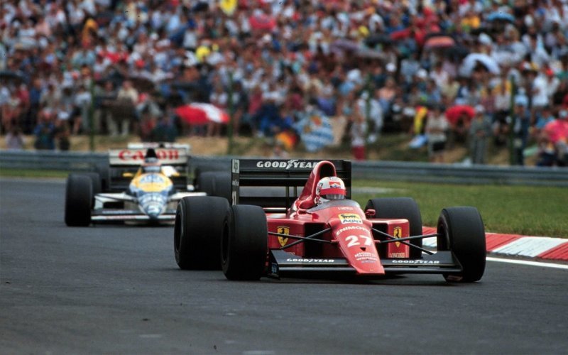 Найджел Мэнселл (#27, Ferrari 640) впереди Тьери Бутсена (#5, Williams FW12C Renault) на Гран При Венгрии ’89