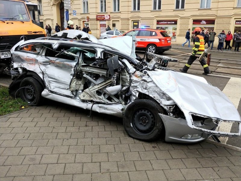 Авария дня. В Чехии автомобиль оказался зажат между двумя трамваями