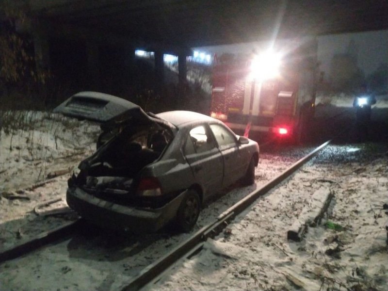 Авария дня. В Кирове автомобиль упал с моста на железнодорожные пути