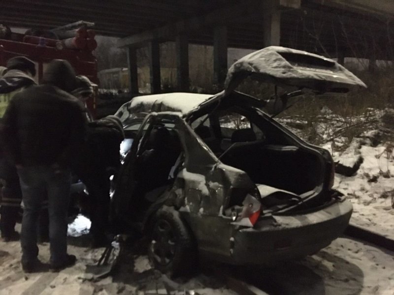 Авария дня. В Кирове автомобиль упал с моста на железнодорожные пути