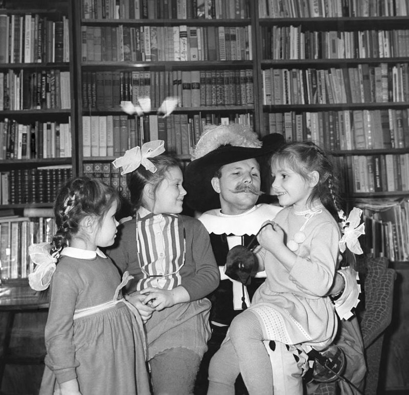 Юрий Гагарин в костюме мушкетера с дочерьми Галей и Леной и Ирой Комаровой перед встречей Нового года, 1965 год 