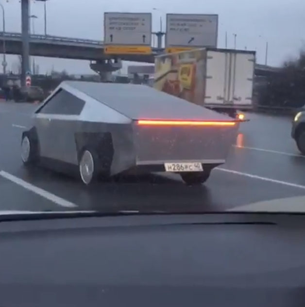 На дороге в Химках увидели российскую версию Tesla Cybertruck