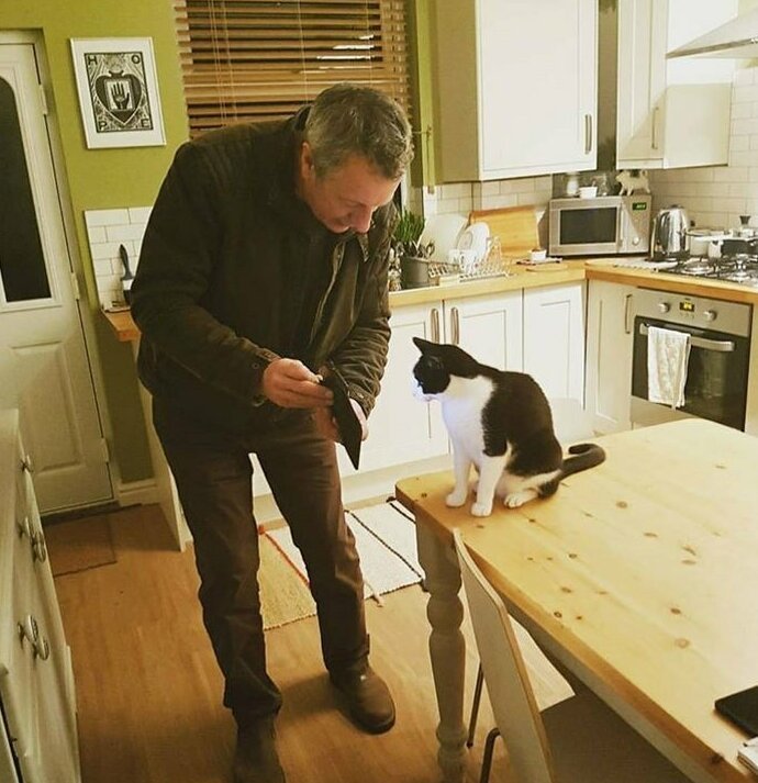 4. "Мой папа уверяет, что не любит кошек. На фото - он же, показывающий коту видео на своем телефоне"
