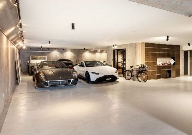 Дом на окраине Мельбурна с гаражом в стиле Бэтмена