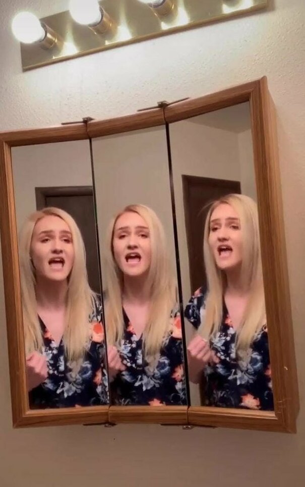 С помощью тройного зеркала девушка провела коротенький концерт