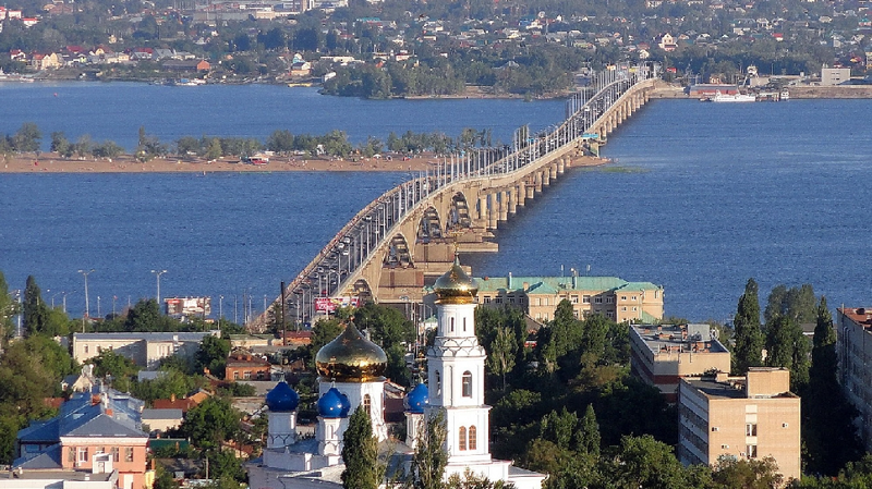 Саратовский мост через Волгу протяжённостью 2351 м (открыт в 2000/2009 г.г.)