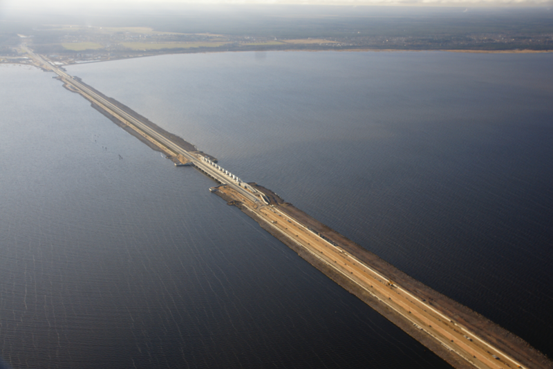 Скоростная автомагистраль по Защитной дамбе Санкт-Петербурга протяжённостью 24,5 км (полностью открыта в 2011 г.)