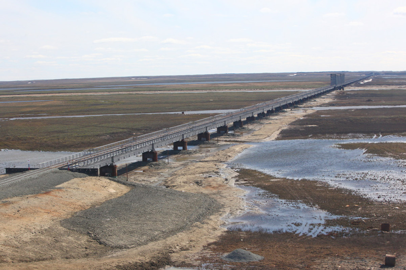 Железнодорожный мост через Юрибей протяжённостью 3893 м (открыт в 2009 г.)