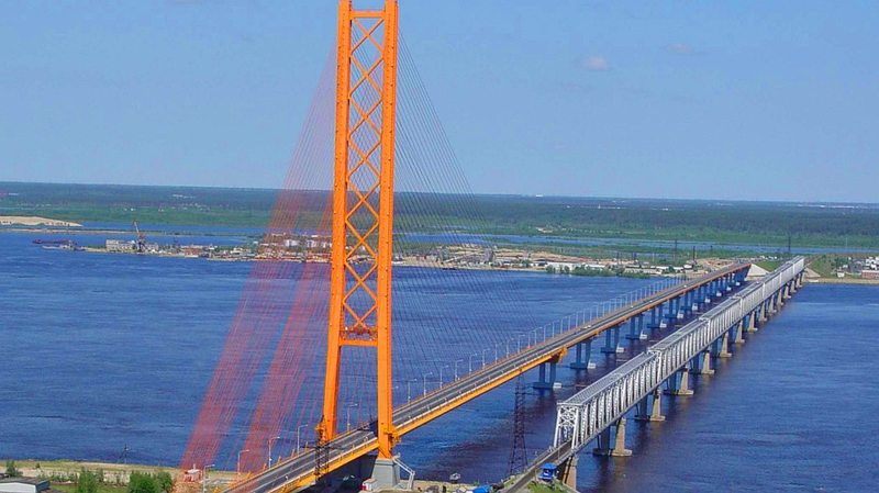 Югорский мост через Обь протяжённостью 2110 м (открыт в 2000 г.)