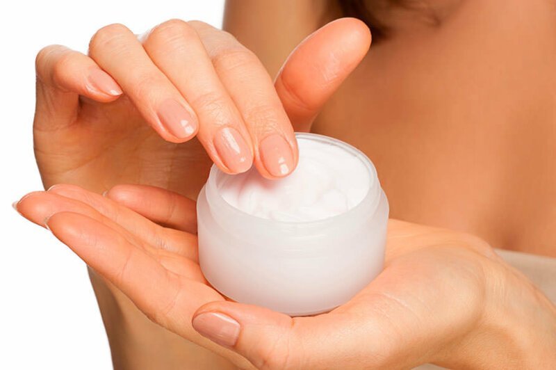 Причины, по которым перед маникюром не рекомендовано нанесение на кожу крема, масла и других косметических средств