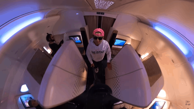 Блогер показал, каково летать на самолёте по самому дорогому билету в мире
