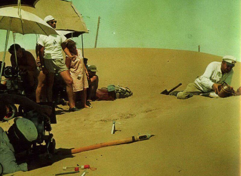По ту сторону знаменитой сцены, в которой Сухов поит зарытого в песок Саида