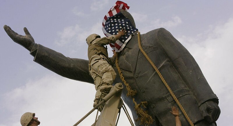 9 апреля 2003 года, когда статуя Саддама Хусейна была свергнута иракцами и американскими военными с постамента на площади Аль-Фирдоус в центре Багдада, в стране окрестили «историческим днем».  Телеканалы США показывали падение статуи несколько часов