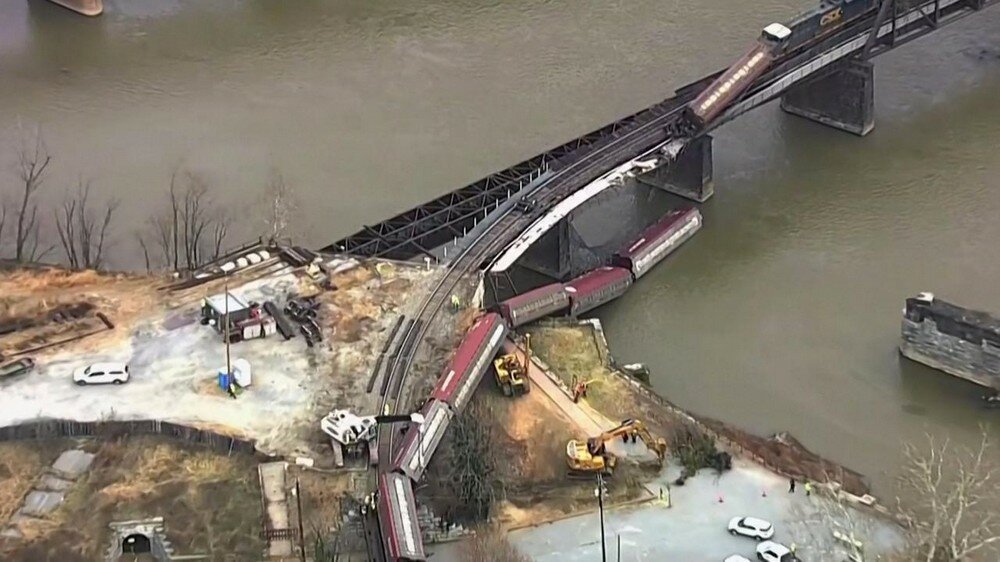 Авария с мостом в сша. Поезд упал в реку. Поезд упал с моста в воду. Упавший поезд с моста. Поезд упал с моста в реку.