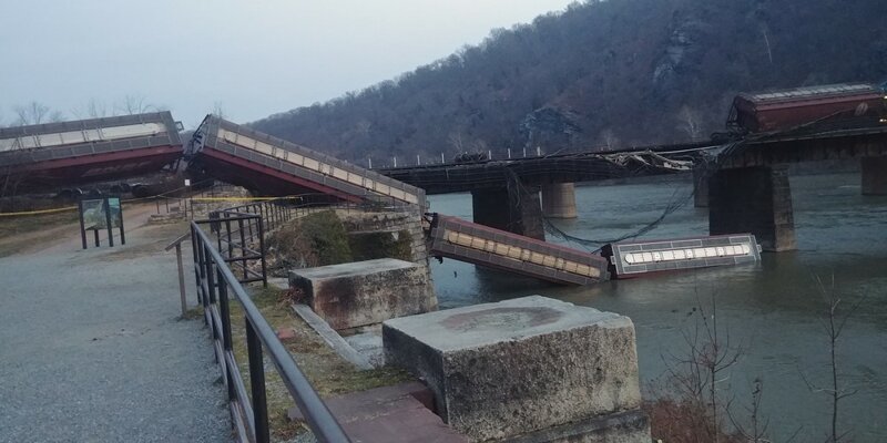 Грузовой поезд сошел с рельсов на мосту в США