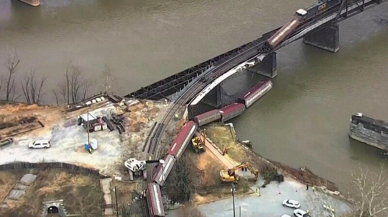 Грузовой поезд сошел с рельсов на мосту в США