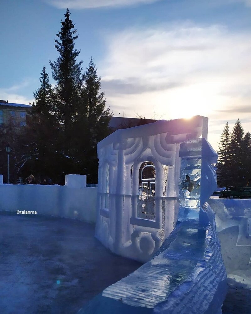 Центр Новосибирска украсили огромным синим пенисом