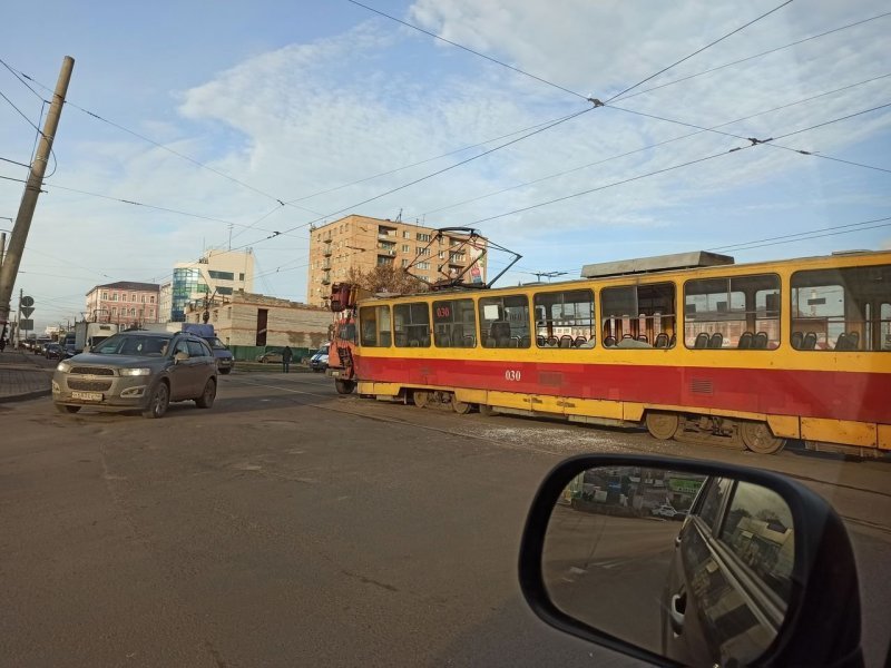 В Курске автокран столкнулся с трамваем, пострадала пассажирка