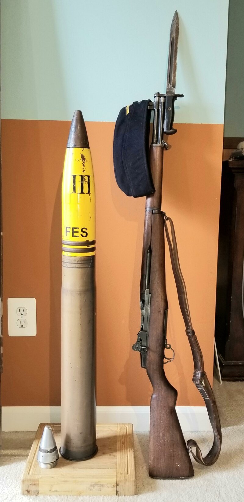 Снаряд 88 мм и M1 Garand — американская самозарядная винтовка времён Второй мировой войны.